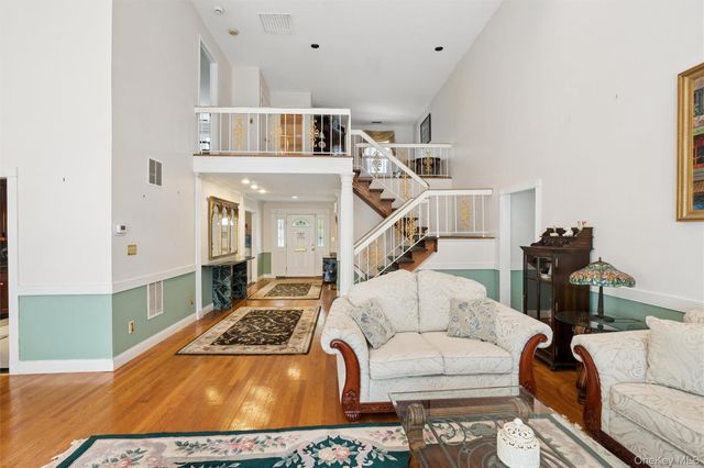 25 Fairway Circle S, Manhasset, NY 11030