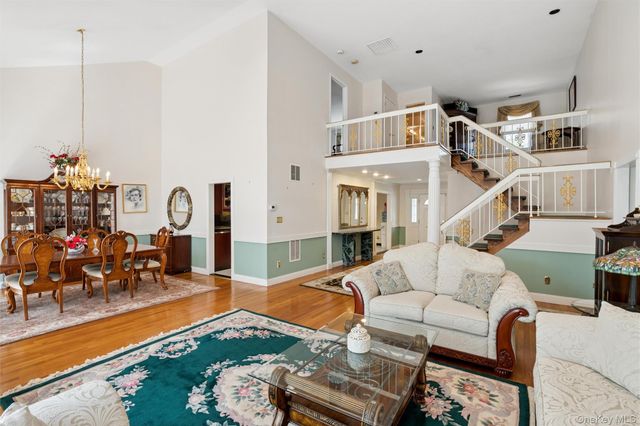 25 Fairway Circle S, Manhasset, NY 11030