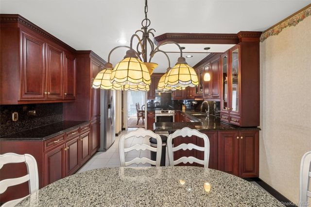 25 Fairway Circle S, Manhasset, NY 11030