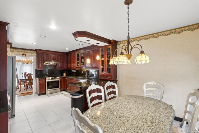 25 Fairway Circle S, Manhasset, NY 11030