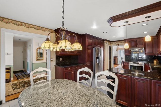 25 Fairway Circle S, Manhasset, NY 11030