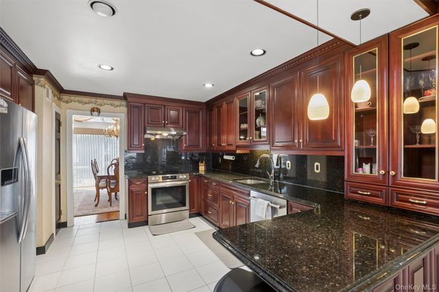 25 Fairway Circle S, Manhasset, NY 11030