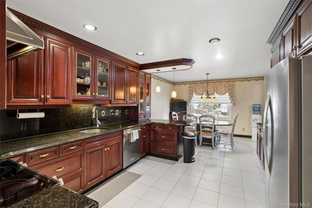 25 Fairway Circle S, Manhasset, NY 11030