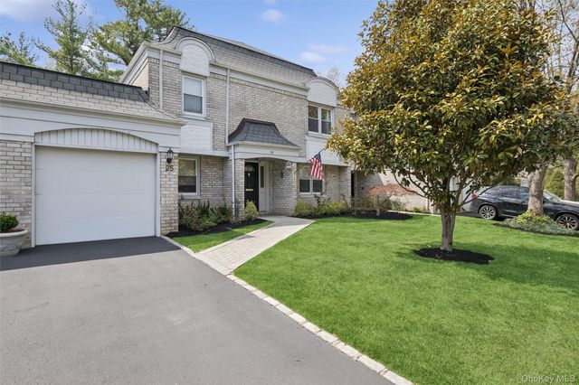 25 Fairway Circle S, Manhasset, NY 11030