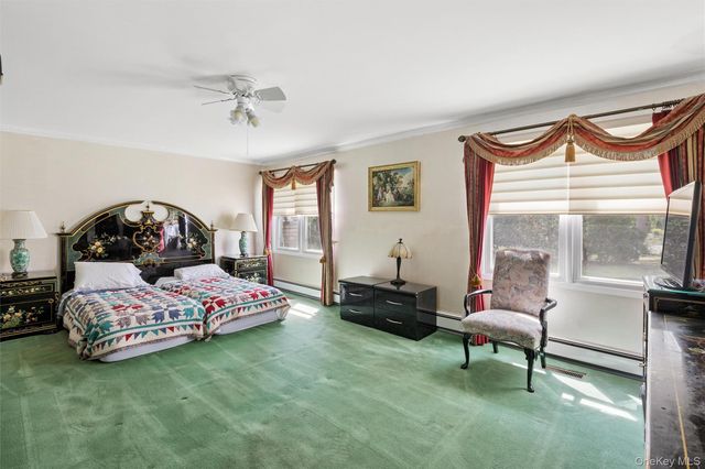 25 Fairway Circle S, Manhasset, NY 11030