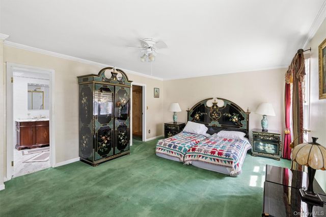 25 Fairway Circle S, Manhasset, NY 11030