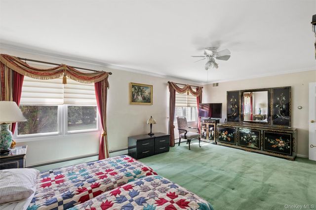 25 Fairway Circle S, Manhasset, NY 11030