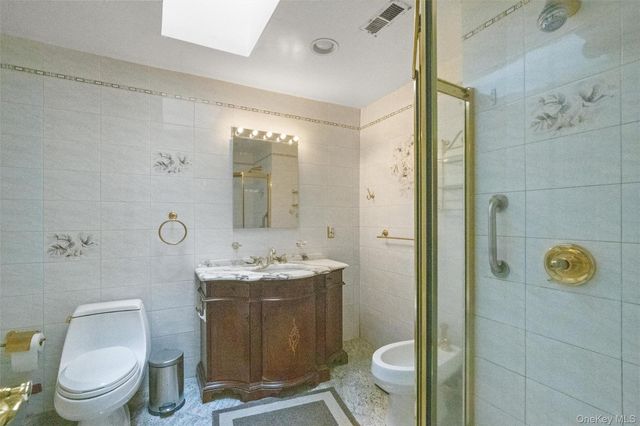 25 Fairway Circle S, Manhasset, NY 11030