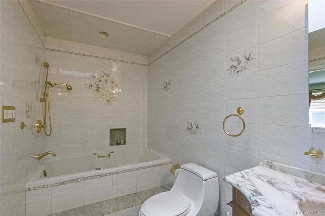 25 Fairway Circle S, Manhasset, NY 11030