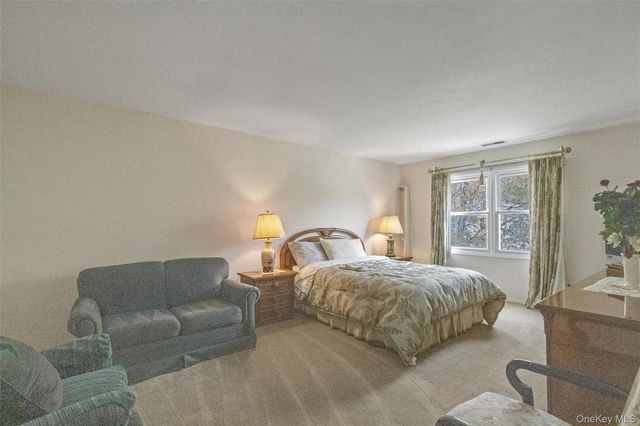 25 Fairway Circle S, Manhasset, NY 11030