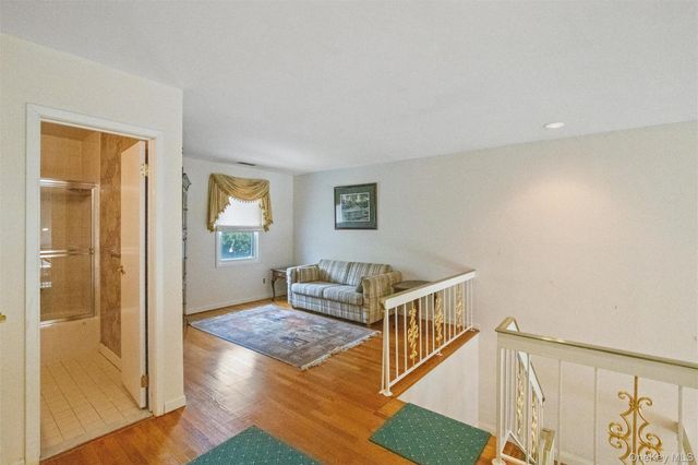 25 Fairway Circle S, Manhasset, NY 11030