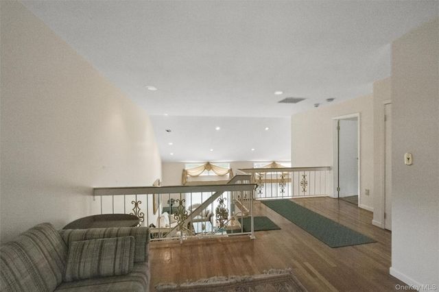 25 Fairway Circle S, Manhasset, NY 11030