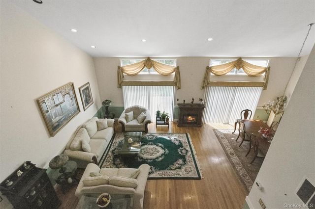 25 Fairway Circle S, Manhasset, NY 11030