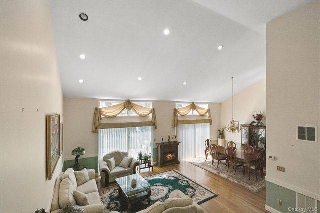 25 Fairway Circle S, Manhasset, NY 11030
