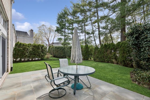 25 Fairway Circle S, Manhasset, NY 11030