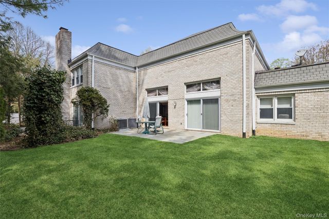 25 Fairway Circle S, Manhasset, NY 11030