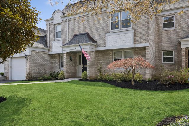 25 Fairway Circle S, Manhasset, NY 11030