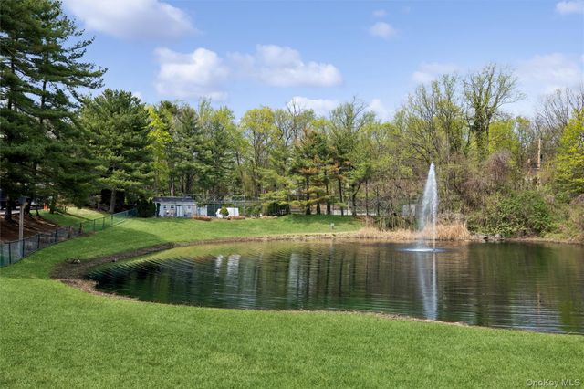 25 Fairway Circle S, Manhasset, NY 11030