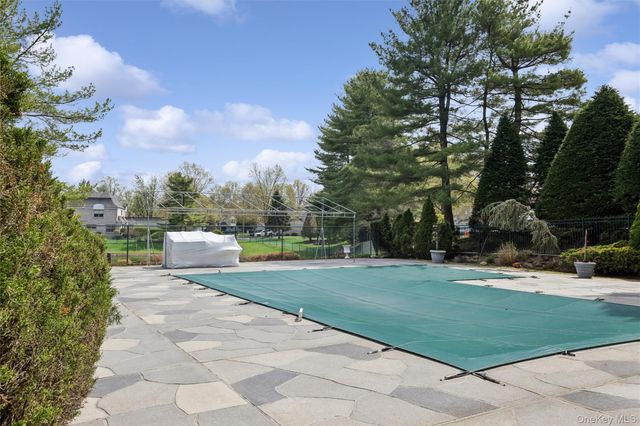 25 Fairway Circle S, Manhasset, NY 11030