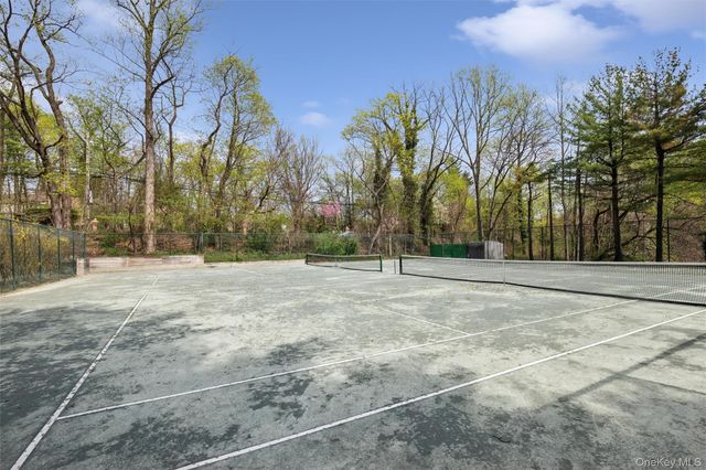 25 Fairway Circle S, Manhasset, NY 11030