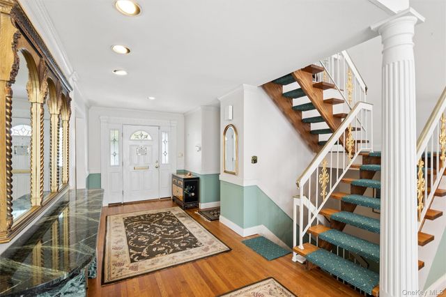 25 Fairway Circle S, Manhasset, NY 11030