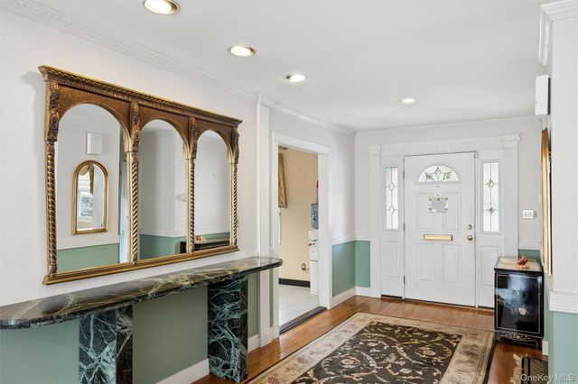 25 Fairway Circle S, Manhasset, NY 11030