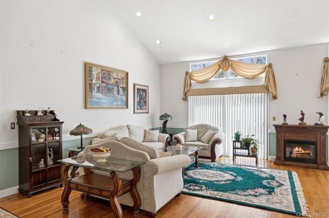 25 Fairway Circle S, Manhasset, NY 11030