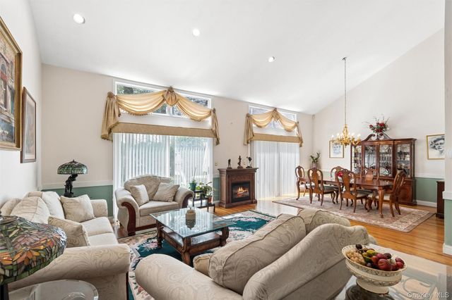 25 Fairway Circle S, Manhasset, NY 11030