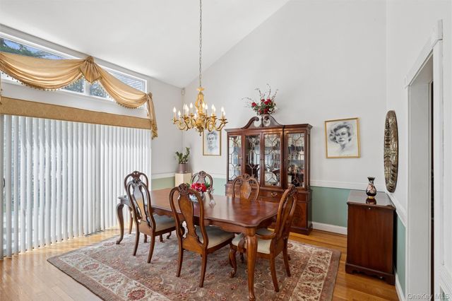 25 Fairway Circle S, Manhasset, NY 11030
