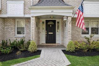 25 Fairway Circle S, Manhasset, NY 11030