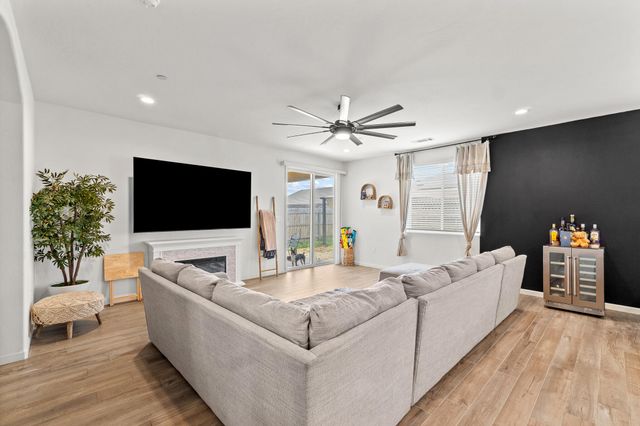 3185 Dorset Street, Tulare, CA 93274