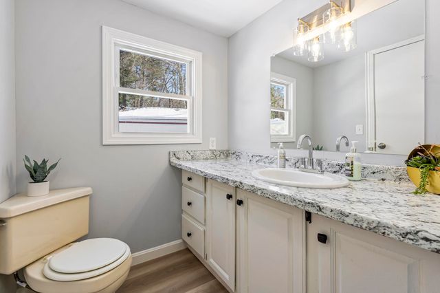 14 Stage Coach Circle, Londonderry, NH 03053