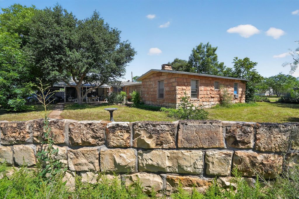 Image 1 of property listing at 319 Zero Street, Robert Lee, TX 76945