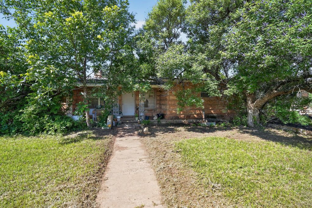 Image 14 of property listing at 319 Zero Street, Robert Lee, TX 76945