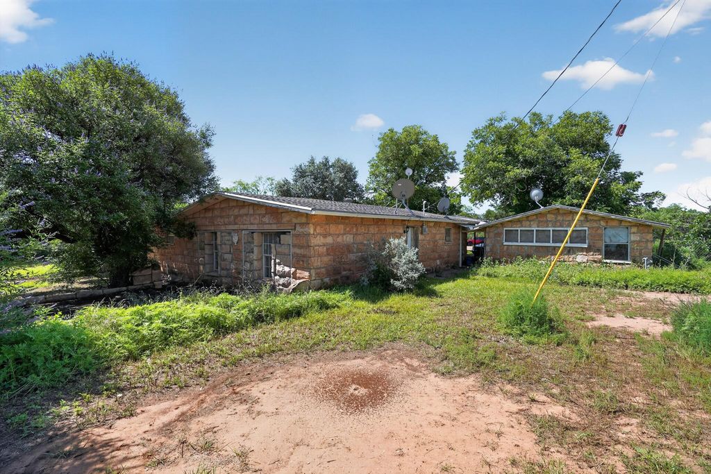 Image 16 of property listing at 319 Zero Street, Robert Lee, TX 76945