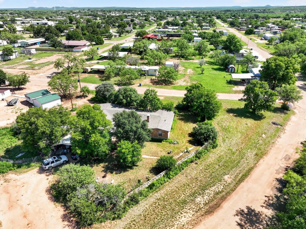 Image 2 of property listing at 319 Zero Street, Robert Lee, TX 76945