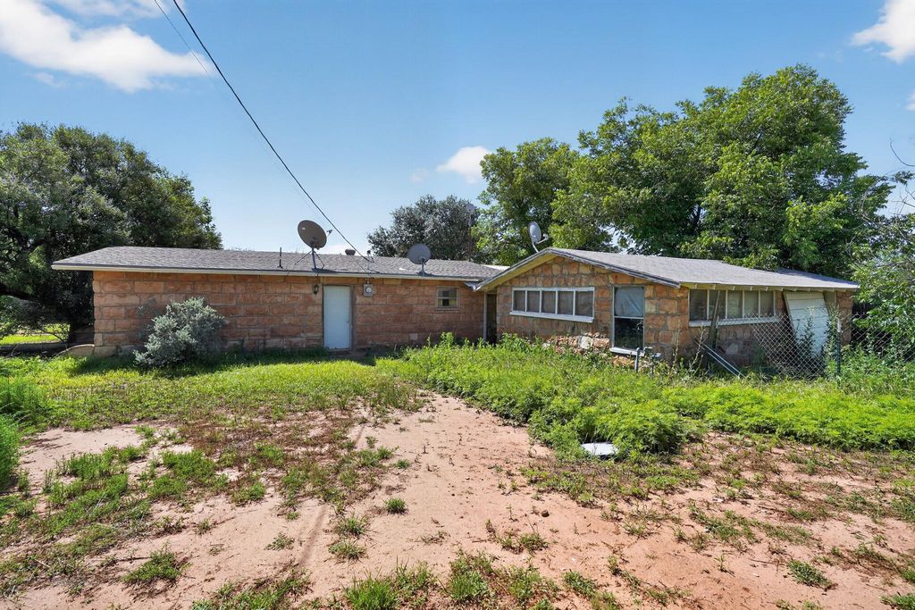 Image 22 of property listing at 319 Zero Street, Robert Lee, TX 76945