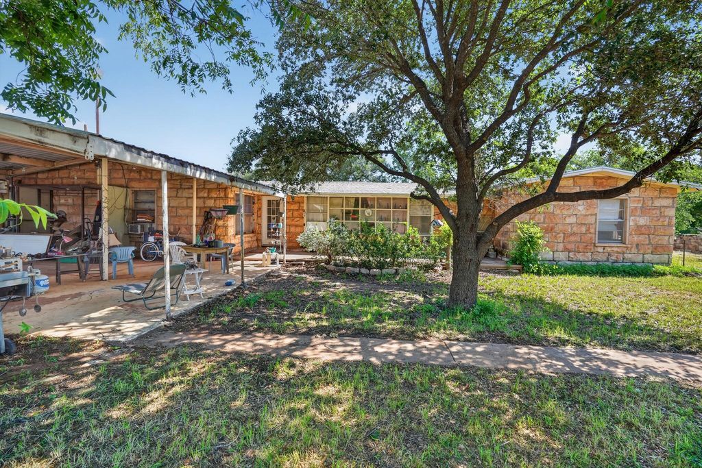 Image 27 of property listing at 319 Zero Street, Robert Lee, TX 76945