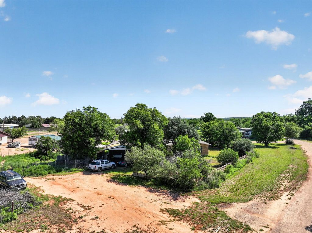 Image 3 of property listing at 319 Zero Street, Robert Lee, TX 76945