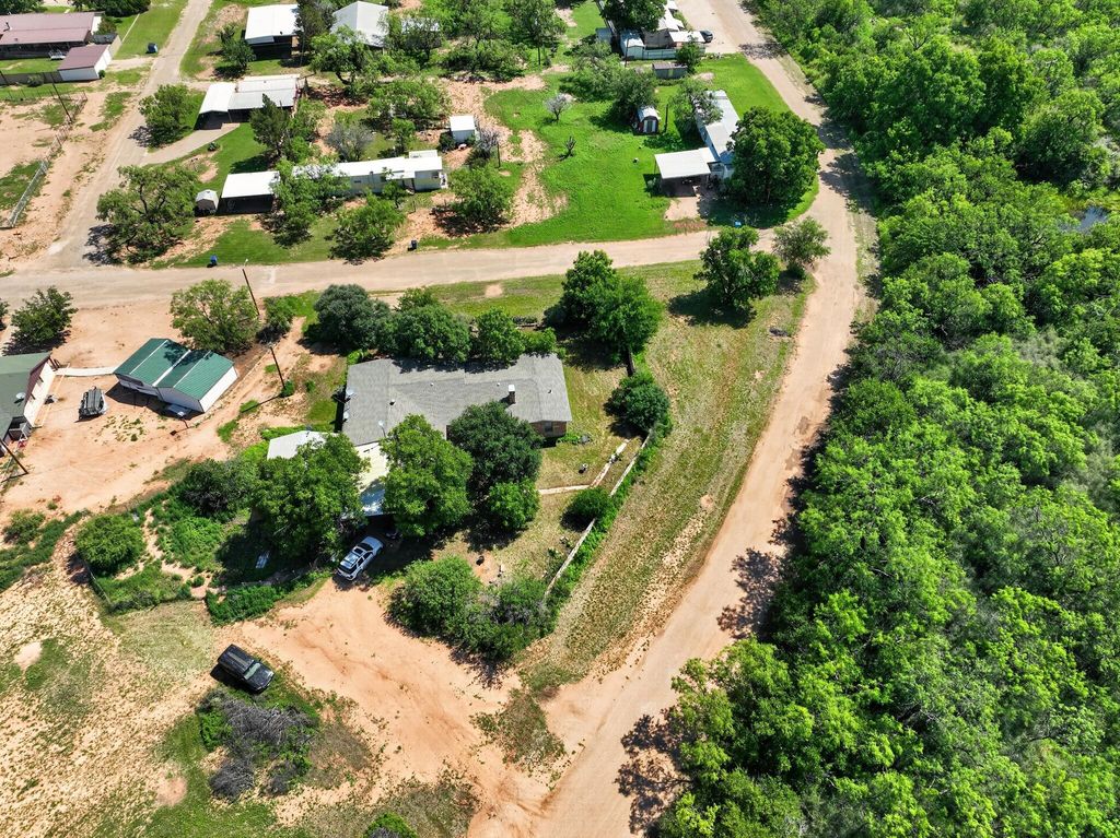 Image 4 of property listing at 319 Zero Street, Robert Lee, TX 76945