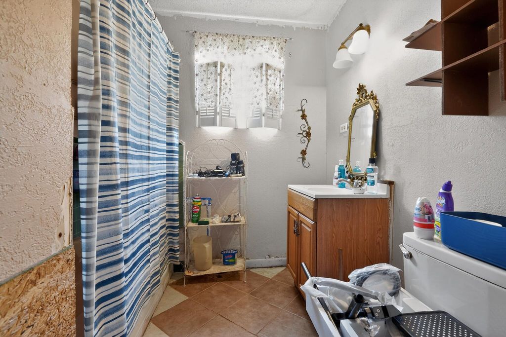 Image 40 of property listing at 319 Zero Street, Robert Lee, TX 76945