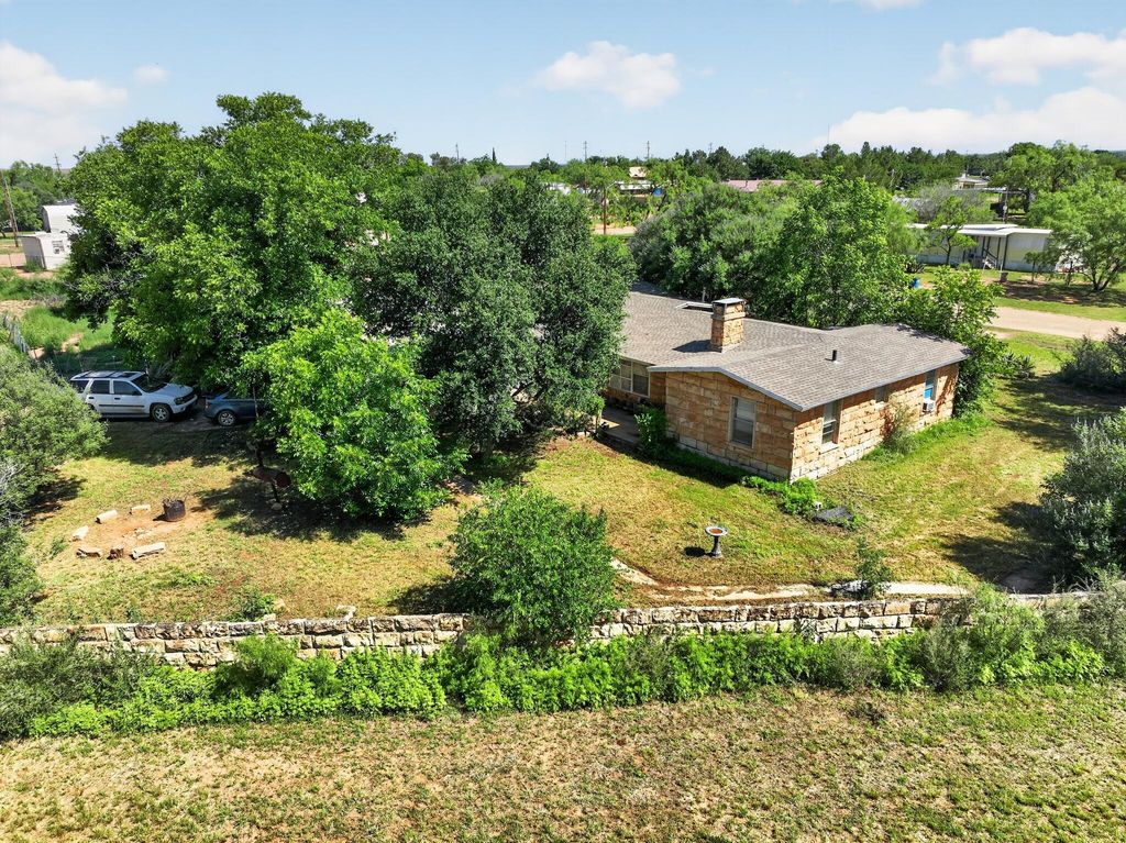 Image 5 of property listing at 319 Zero Street, Robert Lee, TX 76945