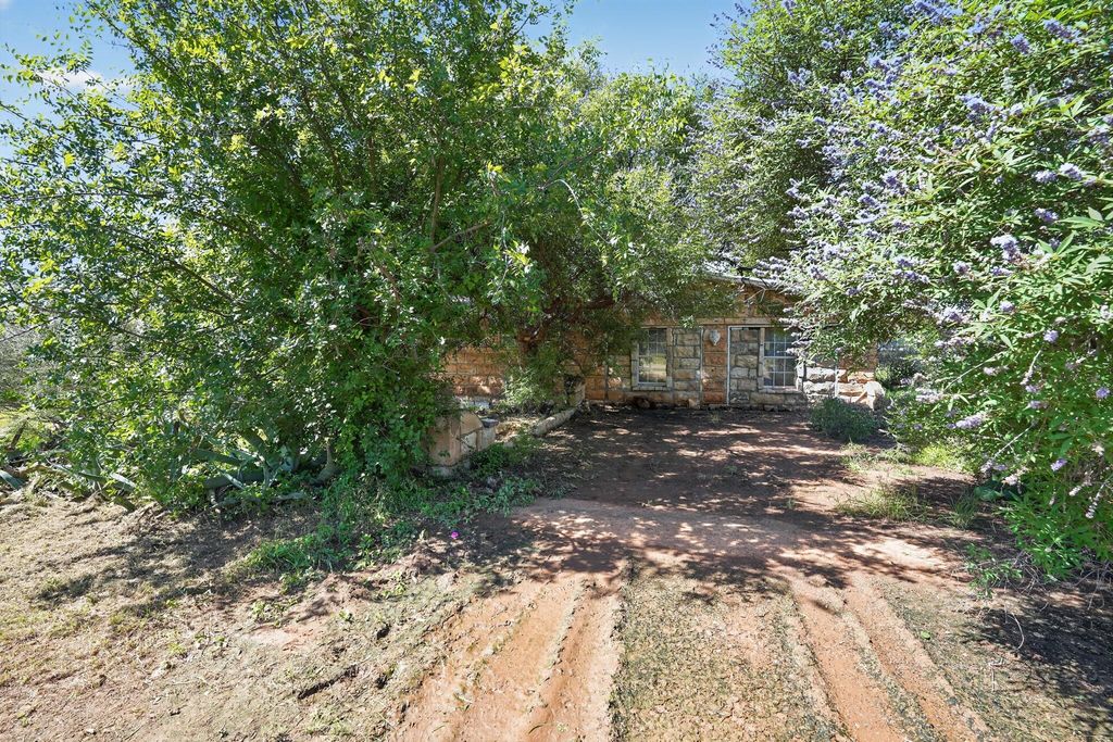 Image 7 of property listing at 319 Zero Street, Robert Lee, TX 76945