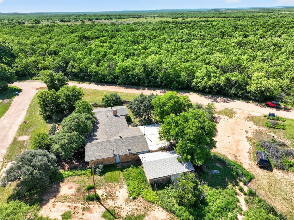 Image 8 of property listing at 319 Zero Street, Robert Lee, TX 76945