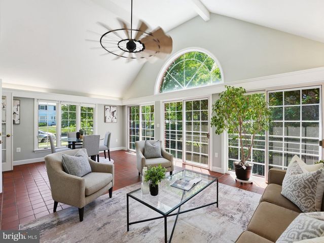 2328 S NASH ST, Arlington, VA 22202
