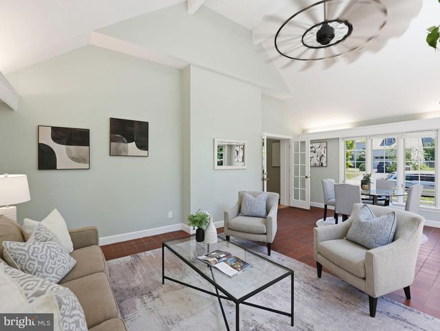 2328 S NASH ST, Arlington, VA 22202