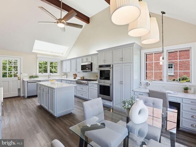 2328 S NASH ST, Arlington, VA 22202