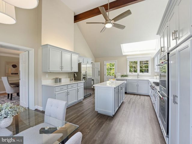 2328 S NASH ST, Arlington, VA 22202