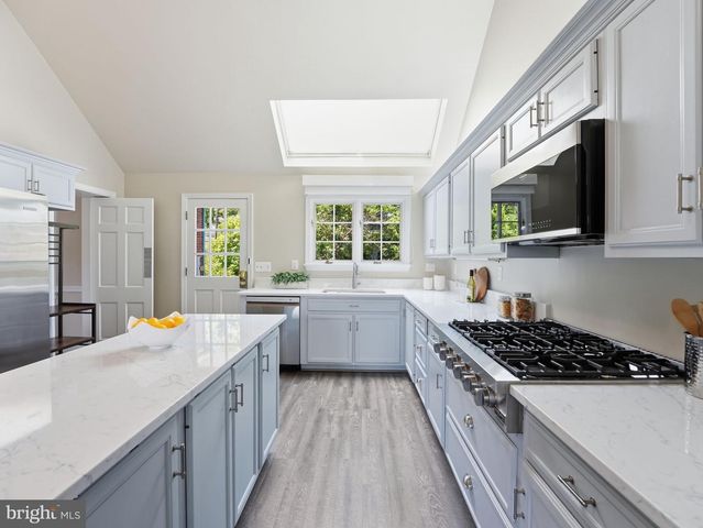 2328 S NASH ST, Arlington, VA 22202