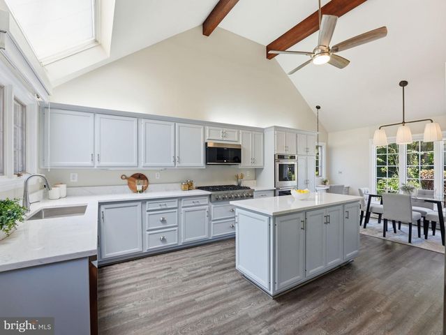 2328 S NASH ST, Arlington, VA 22202